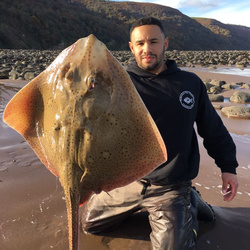 Lloyd Carty with a Ray, Blonde of 15lb 4oz