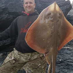 Mark Bryce with a shore caught Blonde Ray - 20lb 7oz (10th August 2016)