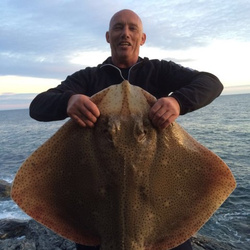 Rob yorke with a shore caught Blonde Ray - 29lb (10th August 2016)